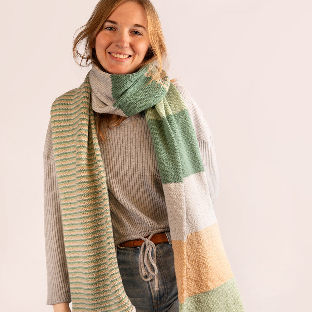 Amazing Sjaal Breipakket - vrouw draagt groene beige en zachtoranje voorbeeldsjaal