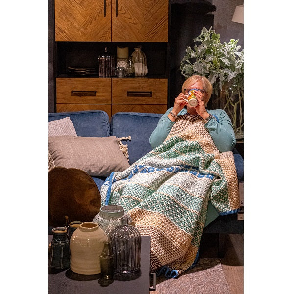 Model — gemaakt met 2 Cosy Deken Haakpakket