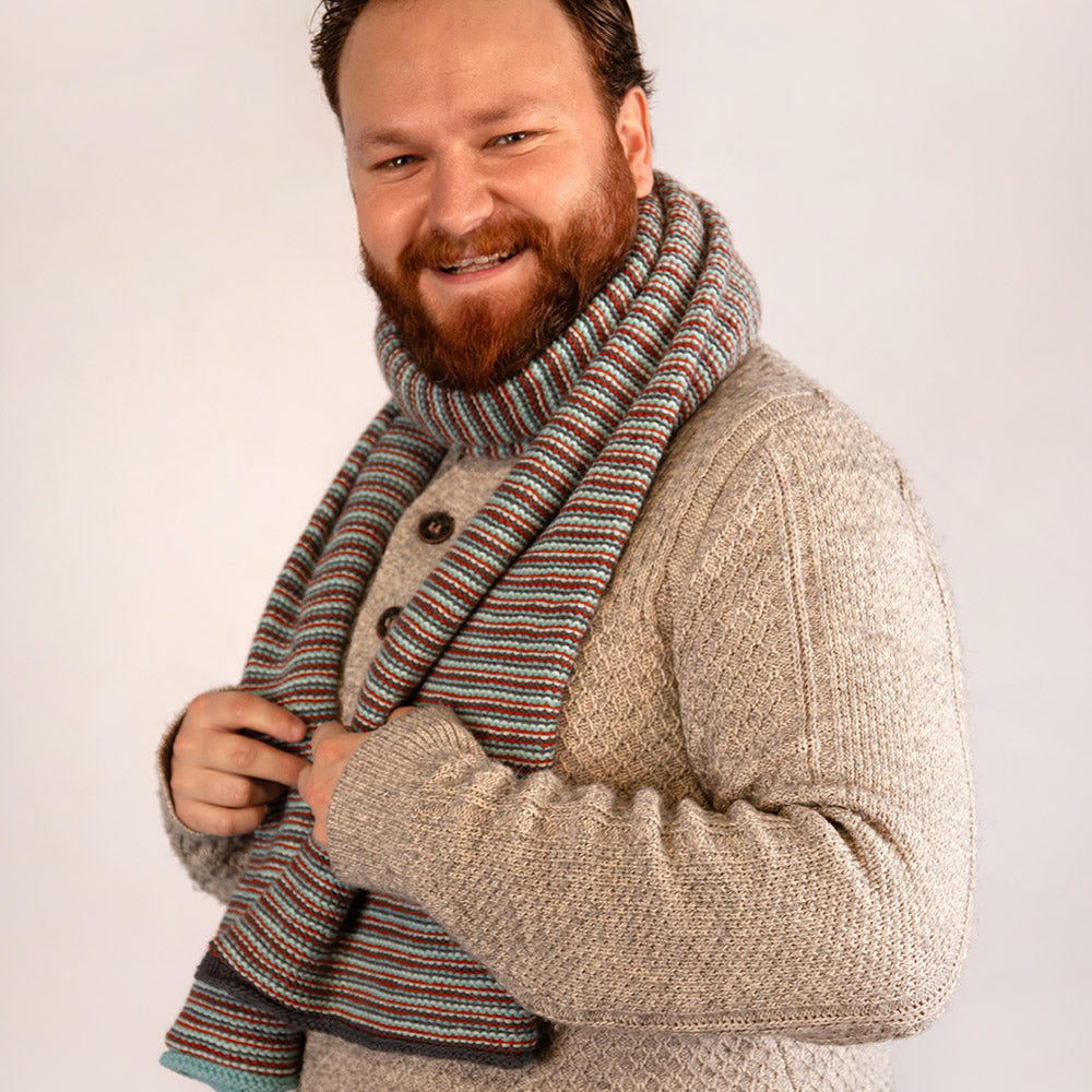 Amazing Sjaal Breipakket - portret van man met gestreepte voorbeeldsjaal