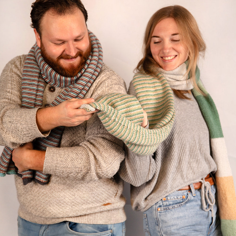 Amazing Sjaal Breipakket - man en vrouw vergelijken hun gebreide sjaals