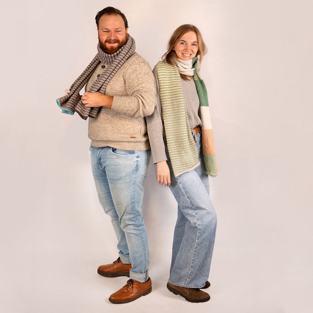 Amazing Sjaal Breipakket - volledige look van twee modellen met voorbeeldsjaals