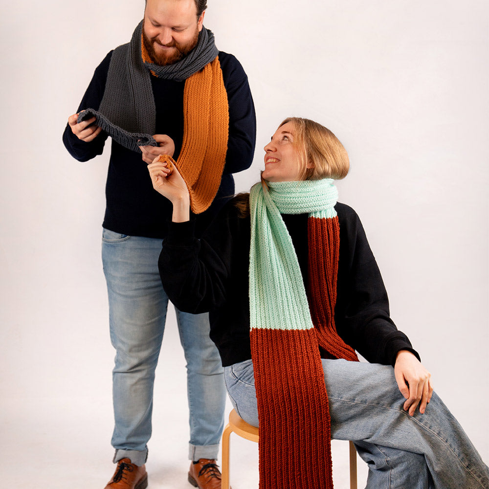 Amazing Sjaal Breipakket - man en vrouw met de tweekleurige voorbeeldsjaals
