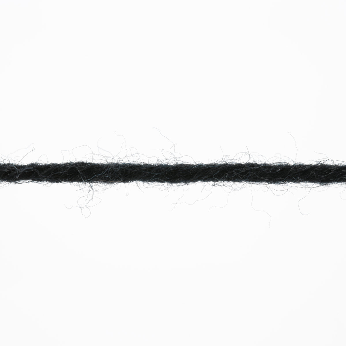 Lang Yarns Merino 120 0004 Zwart - detail van de losse draad