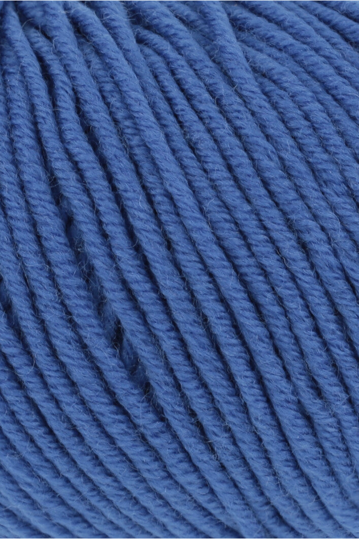 Lang Yarns Merino 120 0031 Royal - close-up van de garenstructuur