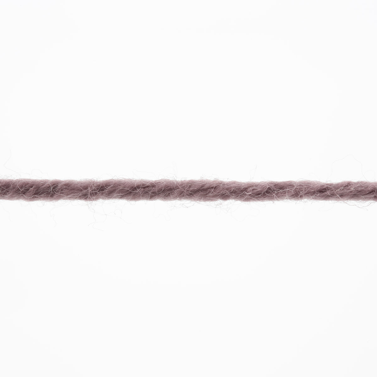 Lang Yarns Merino 120 0148 Donker Oudpaars - detail van de losse draad