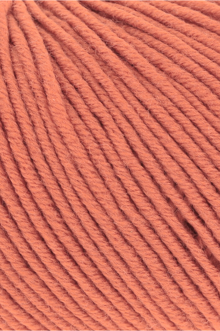 Lang Yarns Merino 120 0159 Mandarijn - close-up van de garenstructuur