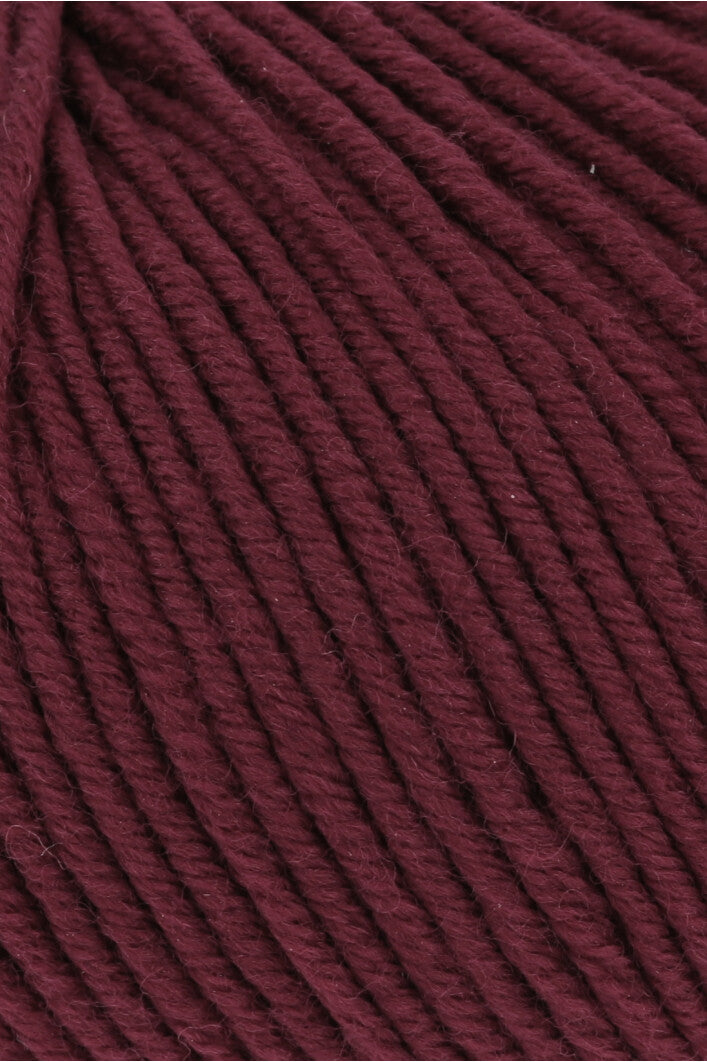 Lang Yarns Merino 120 0163 Donker Rood - close-up van de garenstructuur