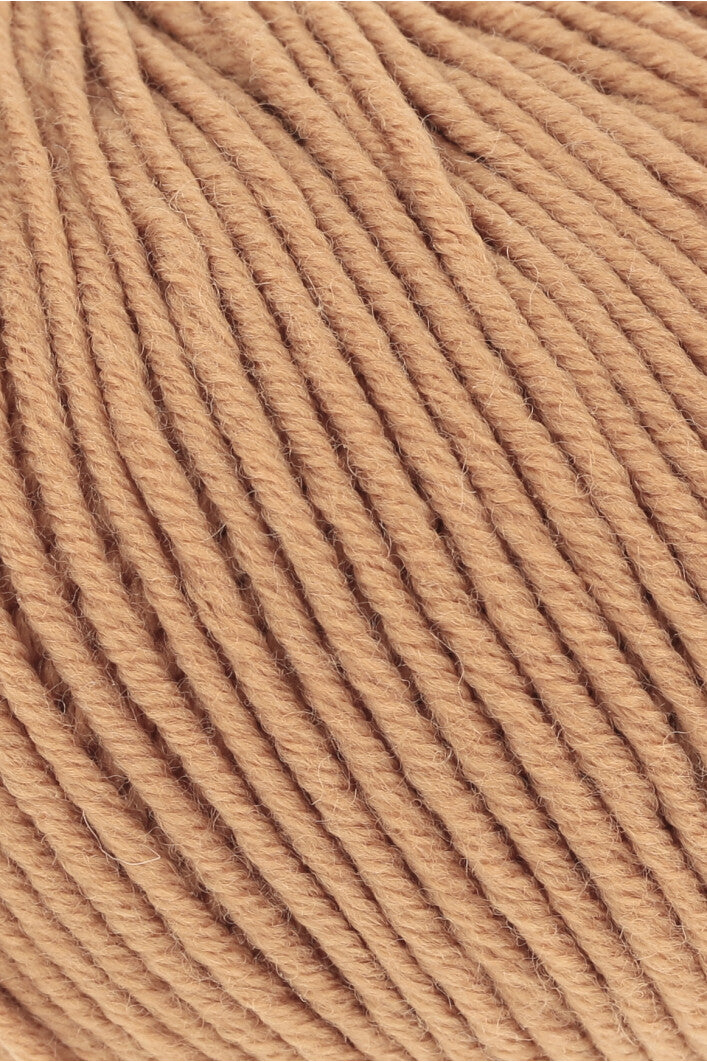 Lang Yarns Merino 120 0511 Cognac - close-up van de garenstructuur
