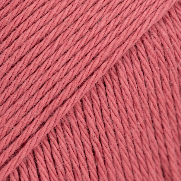 Drops Magic Uni Colour 79 Donkerroze - detailfoto van de bol en kleur van het katoengaren