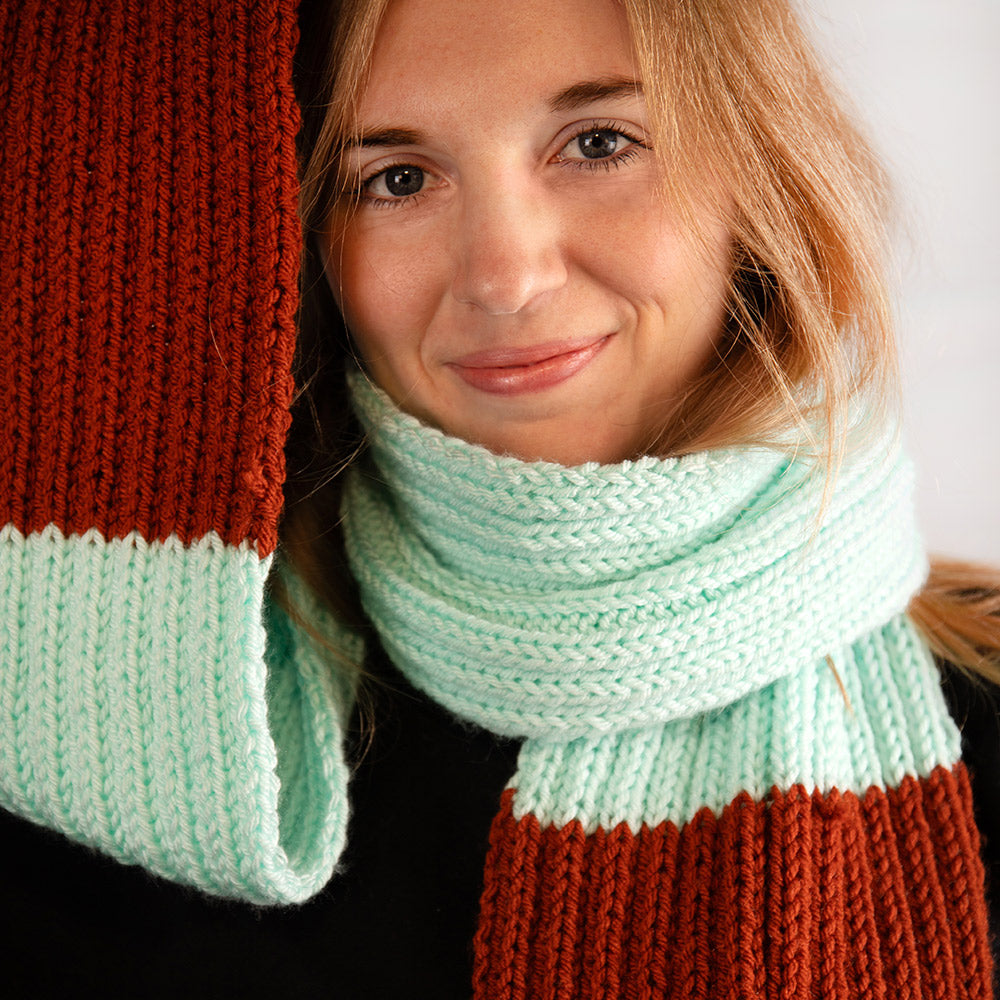 Amazing Sjaal Breipakket - portret met mintgroene en roestkleurige sjaal