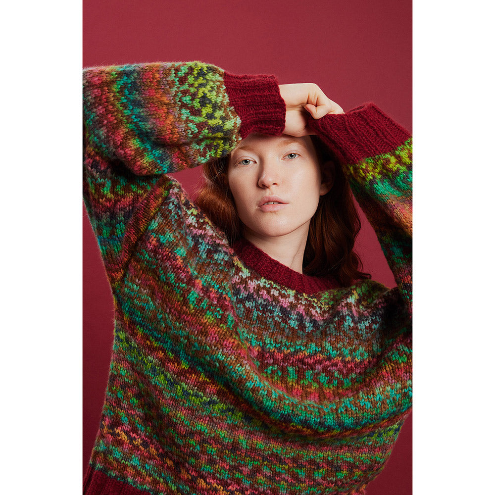 Lang Yarns Cloud Funky 0028 Pruim/Grijs/Marine/Messing - model met gebreide poncho over de schouders