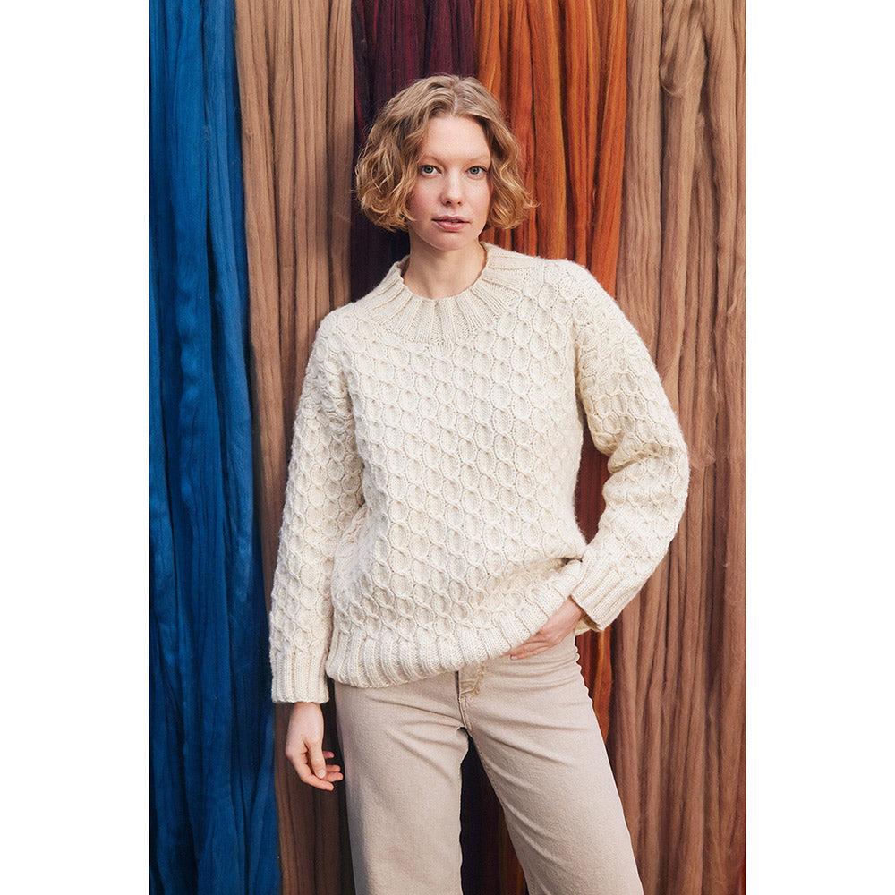 Lang Yarns Naturalis - model met gebreide trui Nancy