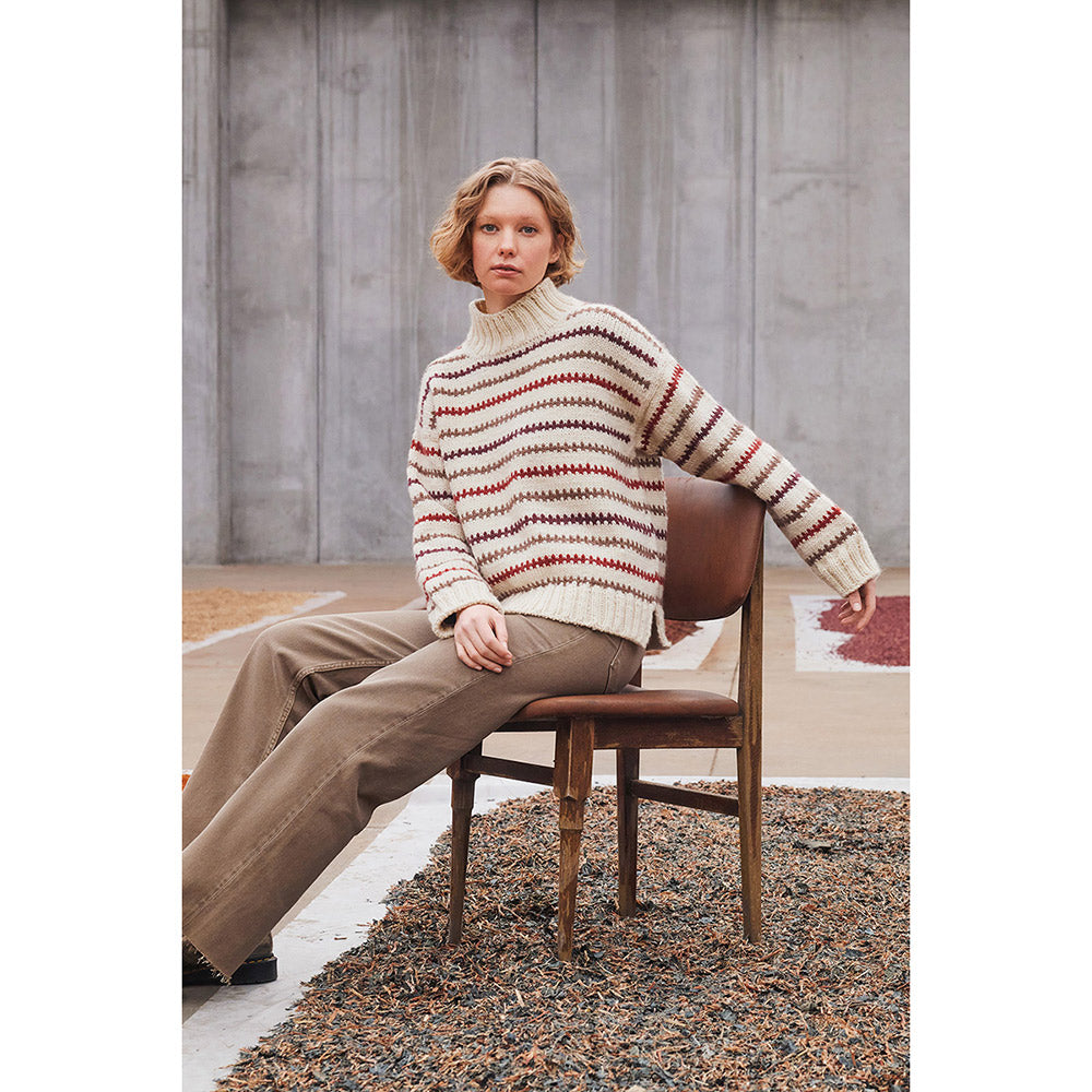 Lang Yarns Naturalis - model met gestreepte gebreide trui Neel