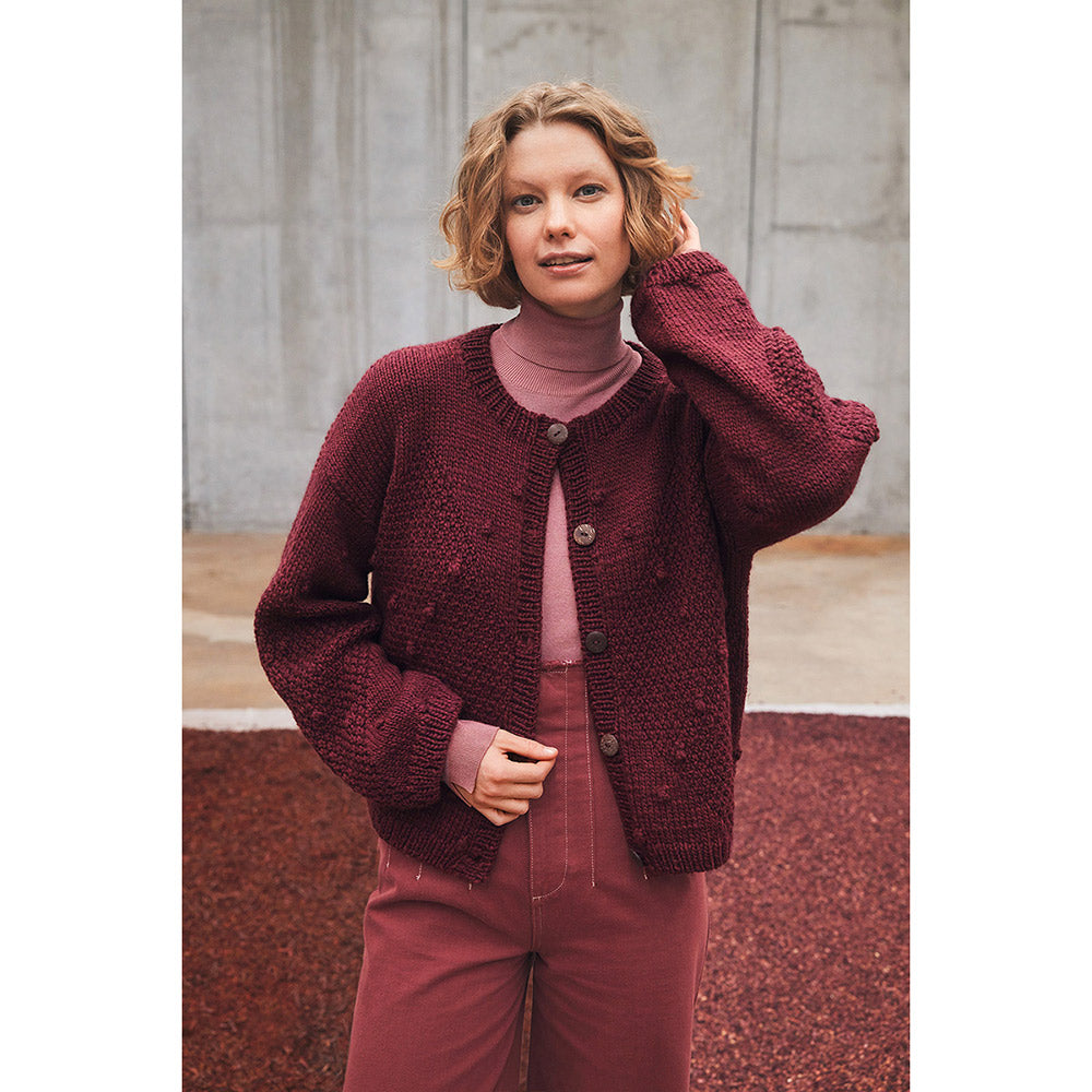 Lang Yarns Naturalis - model met gebreid vest Noelle
