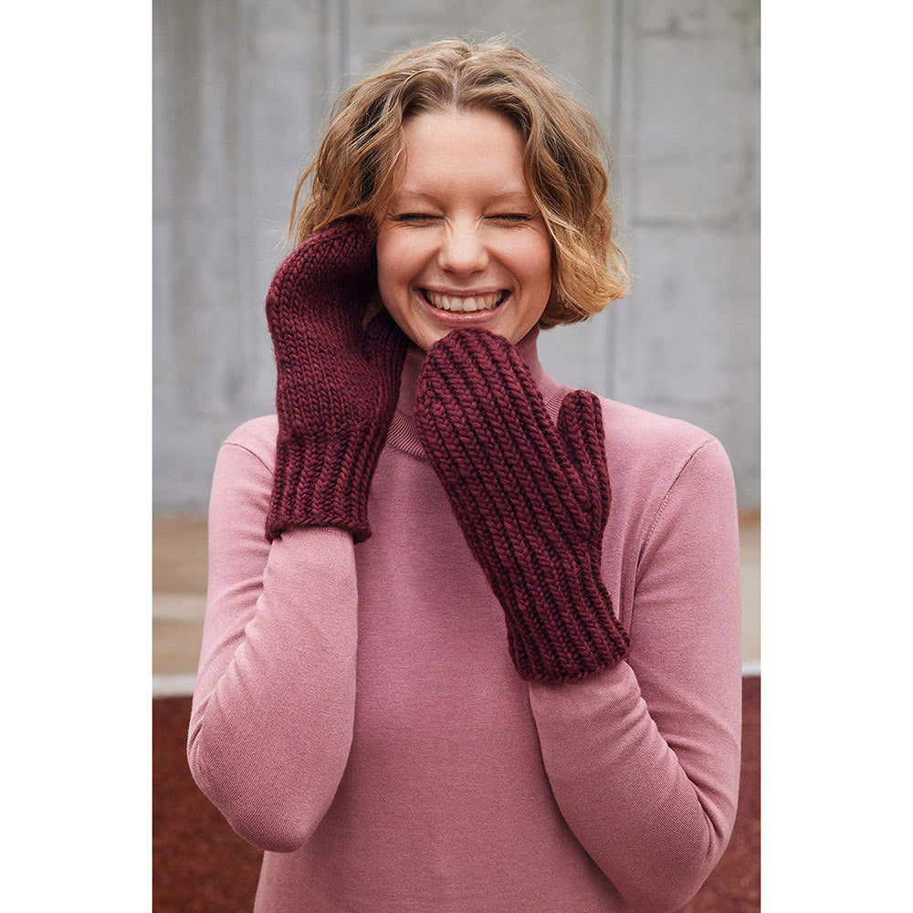 Lang Yarns Naturalis - model met gebreide handschoenen Norah