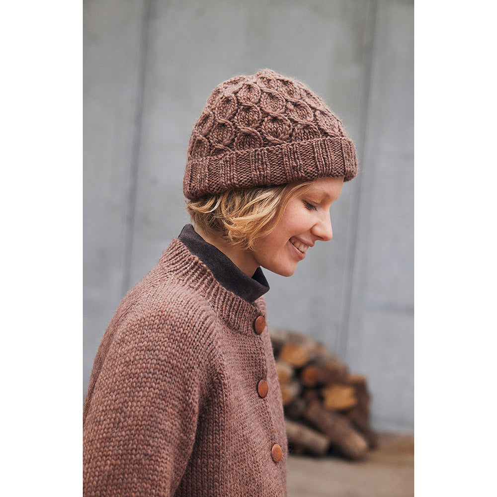 Lang Yarns Naturalis - model met gebreide muts Nikita