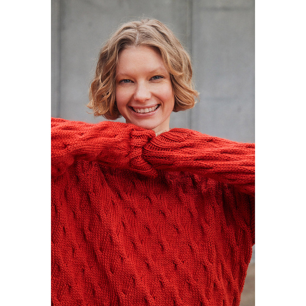 Lang Yarns Naturalis - detail van gebreide kabeltrui Nicky