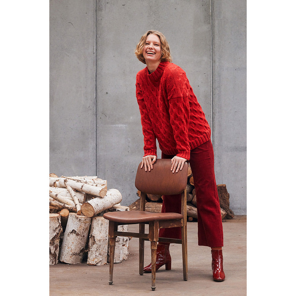 Lang Yarns Naturalis - model met gebreide kabeltrui Nicky