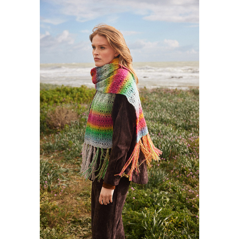 Lang Yarns Galaxy Punto 98 Ornella - model met gebreide sjaal
