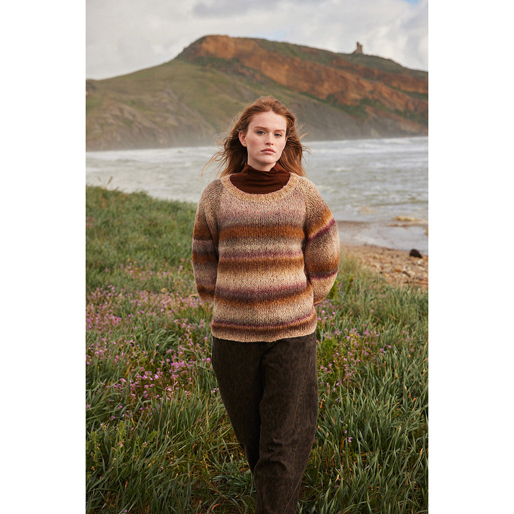Lang Yarns Galaxy Punto 98 Hope - model met gebreide trui