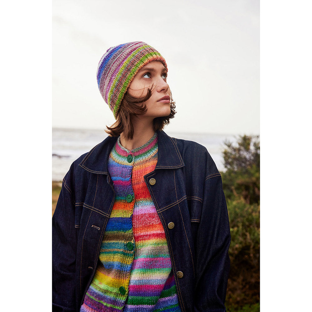 Lang Yarns Infinity 0008 Wijde Kust - model met gebreide cardigan