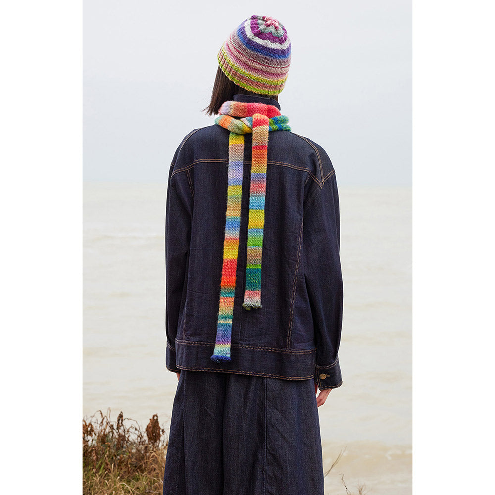 Lang Yarns Infinity 0008 Wijde Kust - model met gebreid kledingstuk