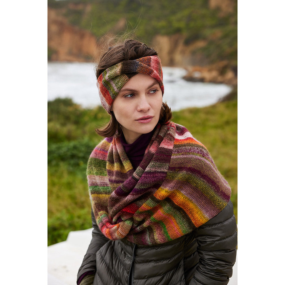 Lang Yarns Infinity 0008 Wijde Kust - model met gebreide sjaal