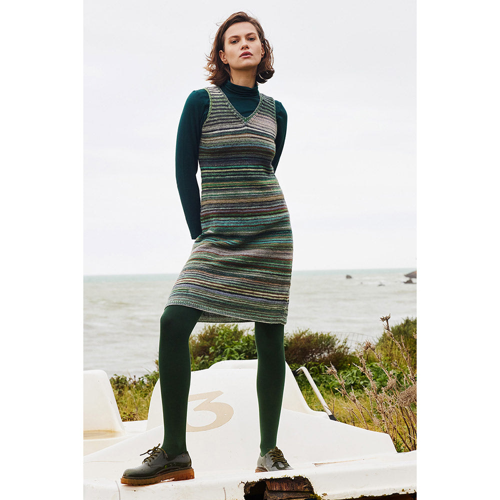 Lang Yarns Infinity 0008 Wijde Kust - model met gebreide trui met kleurverloop
