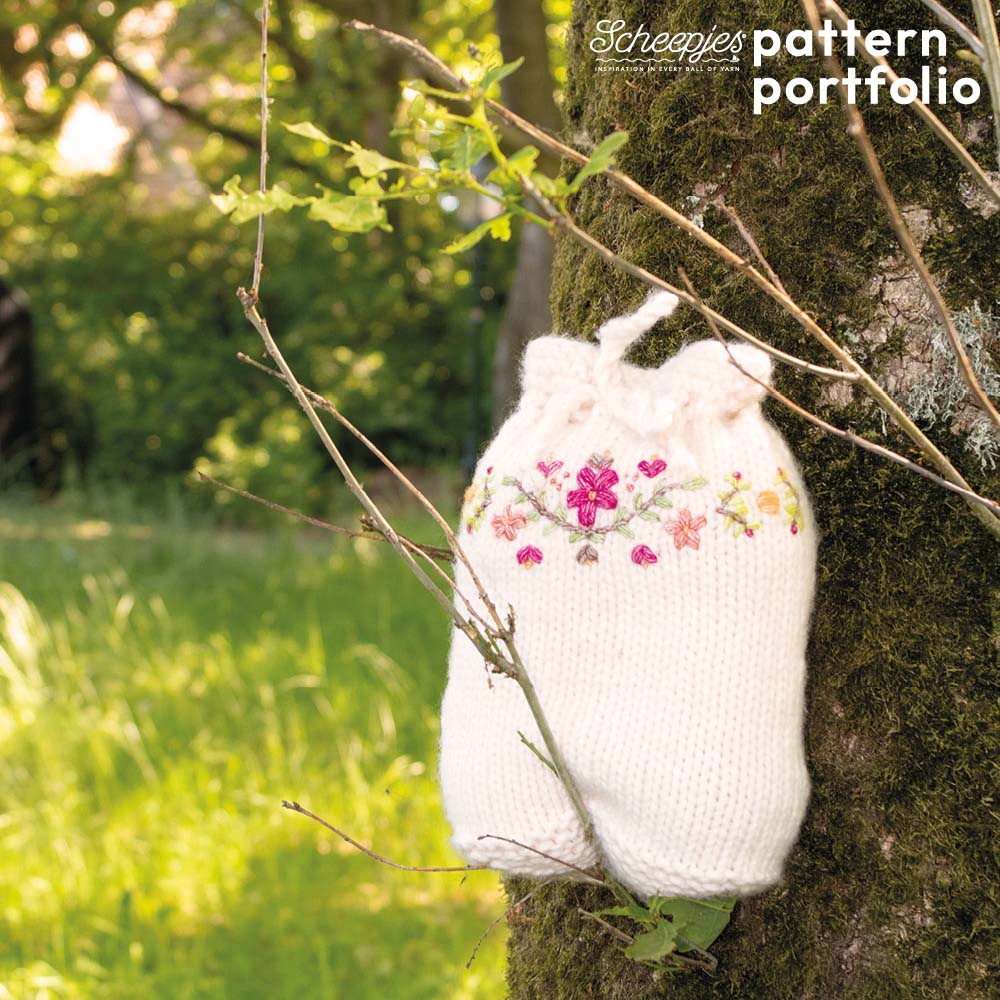 Scheepjes Pattern Portfolio Stone Washed XXL EN - Flora Pouch gebreid tasje hangend buiten