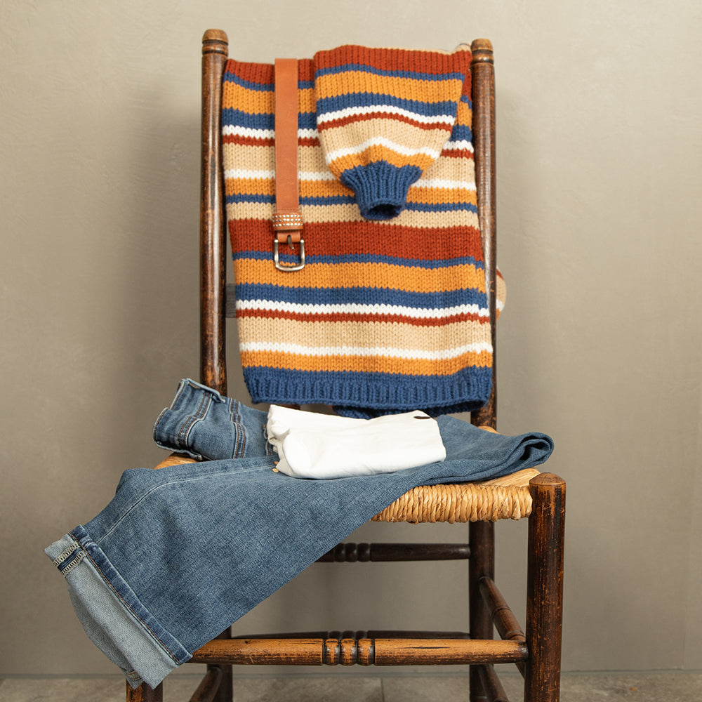 Oversized strepenvest met bijpassende outfit gedrapeerd over stoel