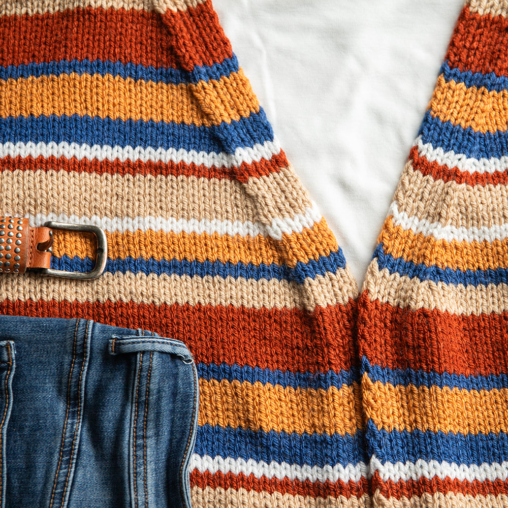 Detail van V-hals en voorpand van het gebreide oversized strepenvest