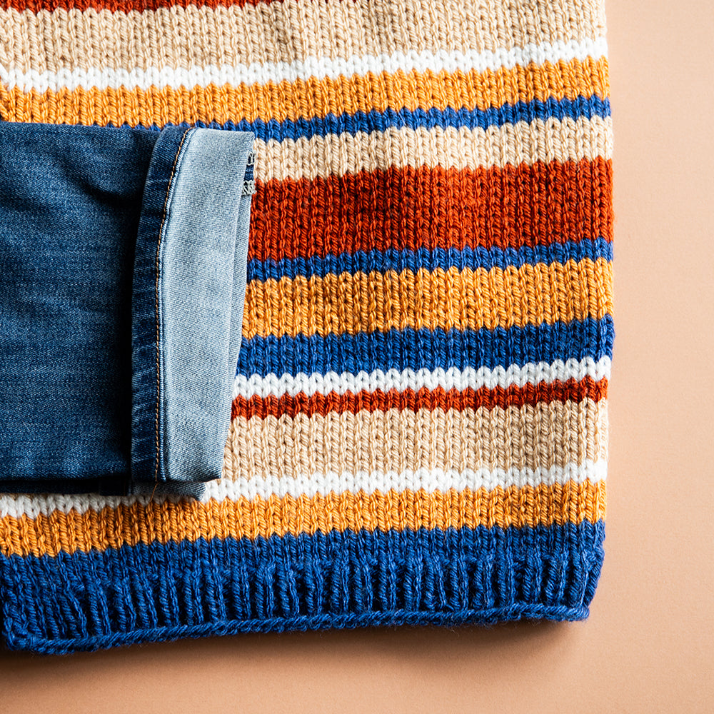 Detail van boord en strepenpatroon van het oversized gebreide vest