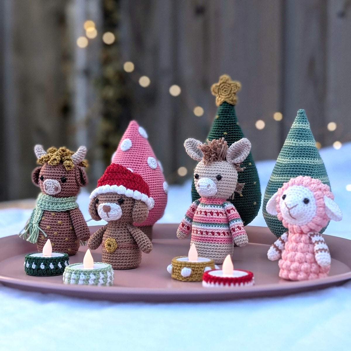 Wolplein x Mrs. Milly KerstCAL 2026 set met vier dieren, drie kerstbomen en gehaakte theelichthouders