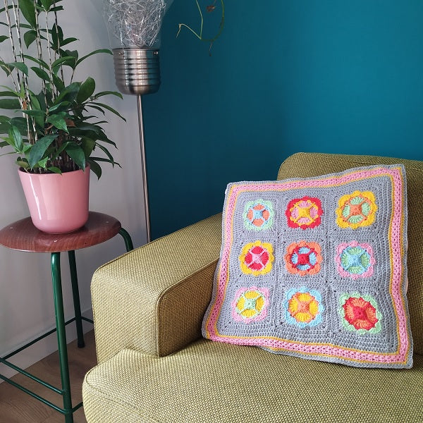 Acrylic power flower kussen — gemaakt met Acrylic Power Flower Kussen Haakpakket (3)
