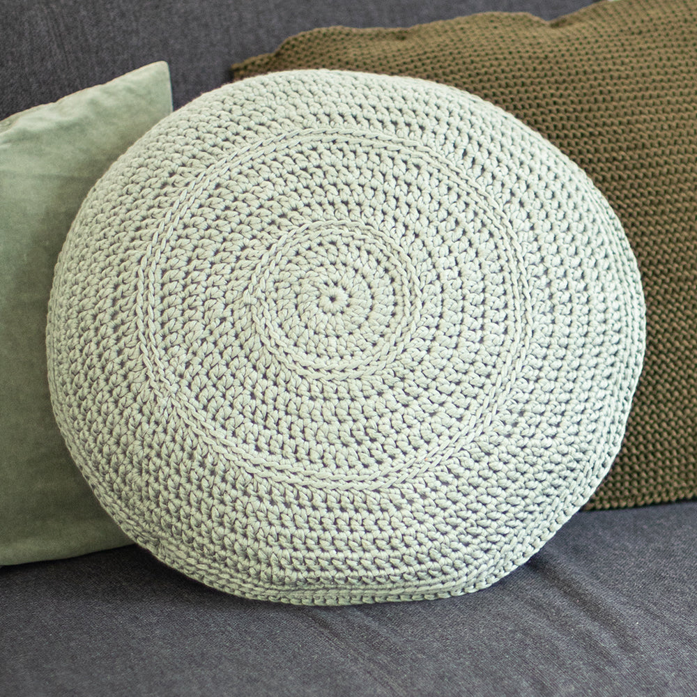 Rond kussen — gemaakt met Acrylic Ribbon Rond Kussen Haakpakket (2)