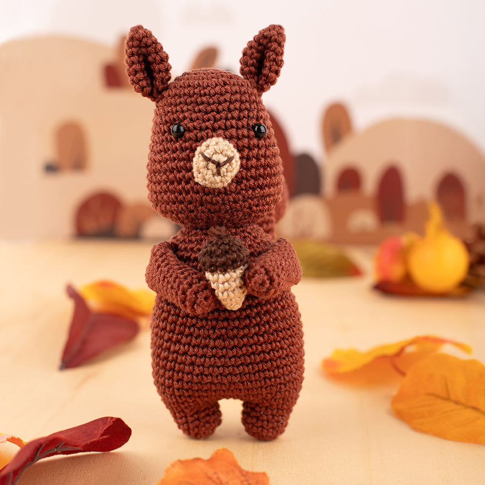 Eekhoorn — gemaakt met Amigurumi Herfstfestival - Eekhoorn Evita - Yarn and Gingertea Haakpakket - inclusief patroon