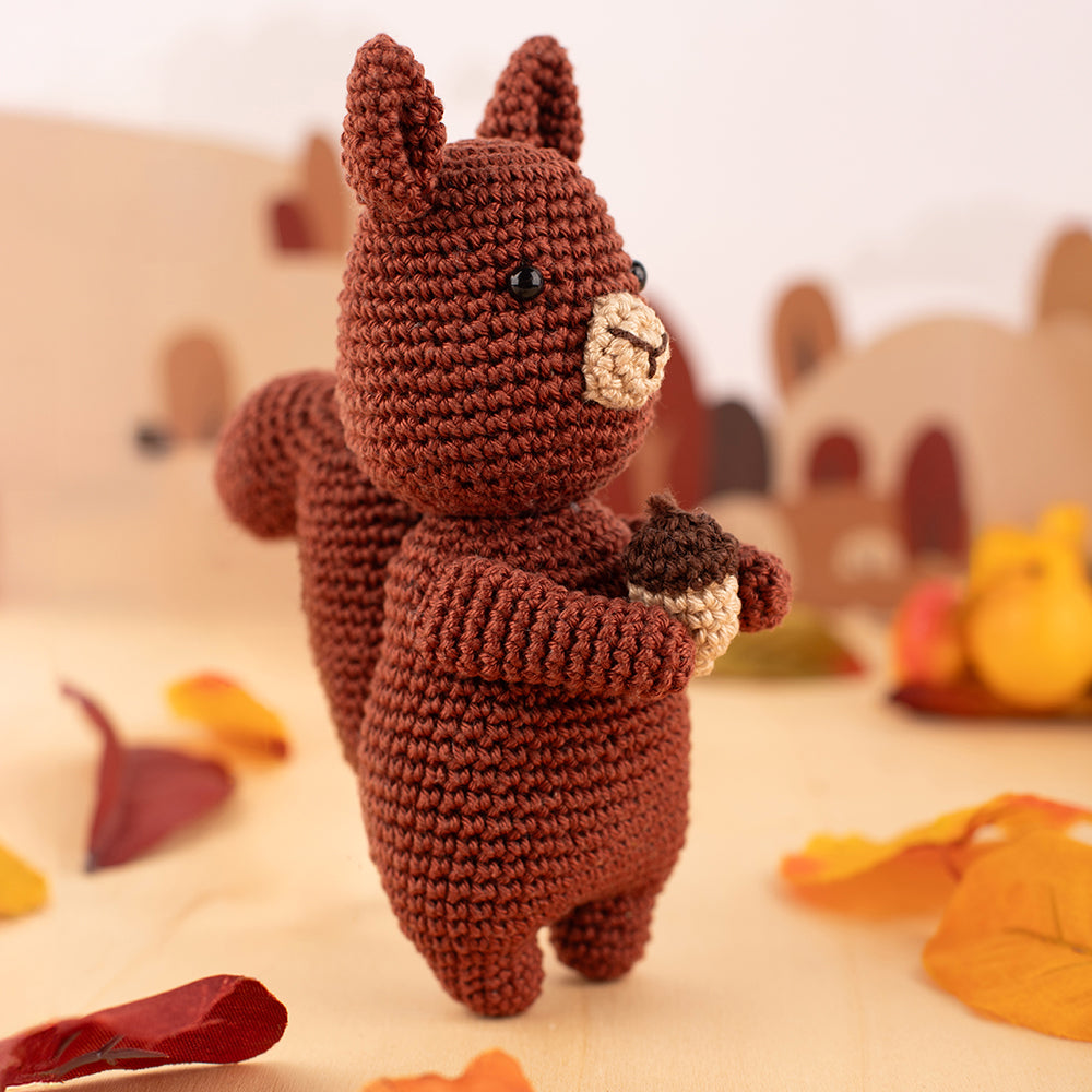 Eekhoorn — gemaakt met Amigurumi Herfstfestival - Eekhoorn Evita - Yarn and Gingertea Haakpakket - inclusief patroon (2)