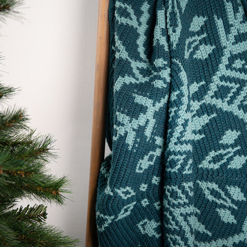 Dark blue — gemaakt met Arctic Bloom Deken Garen en Haakpakket