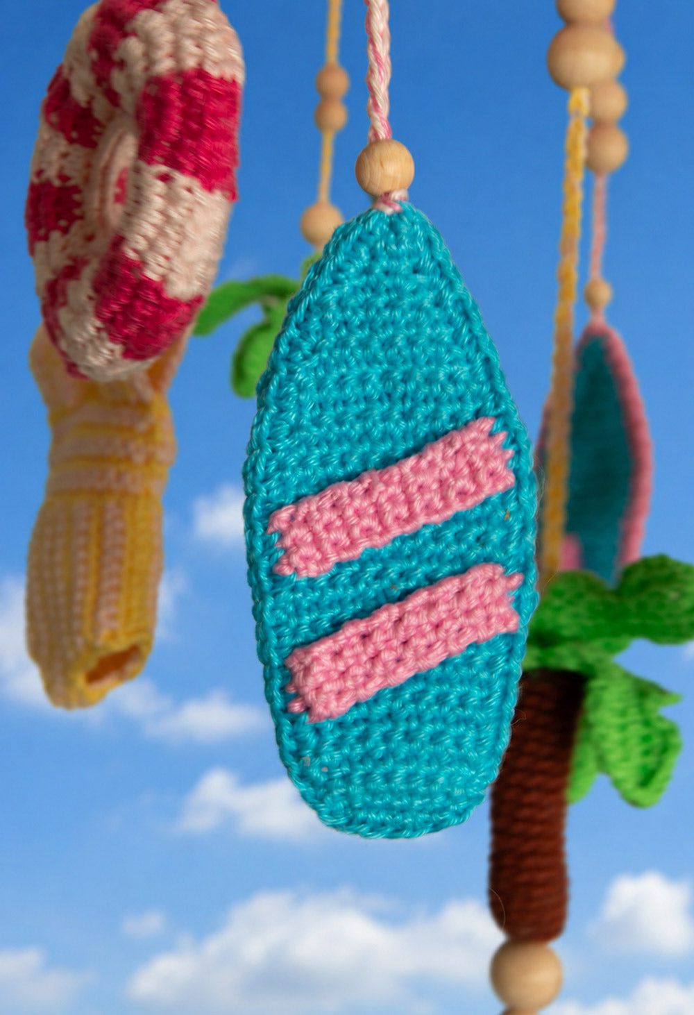 Beach vibes mobiel surfplanje blauwe lucht — gemaakt met Beach Vibes Mobiel Haakpakket