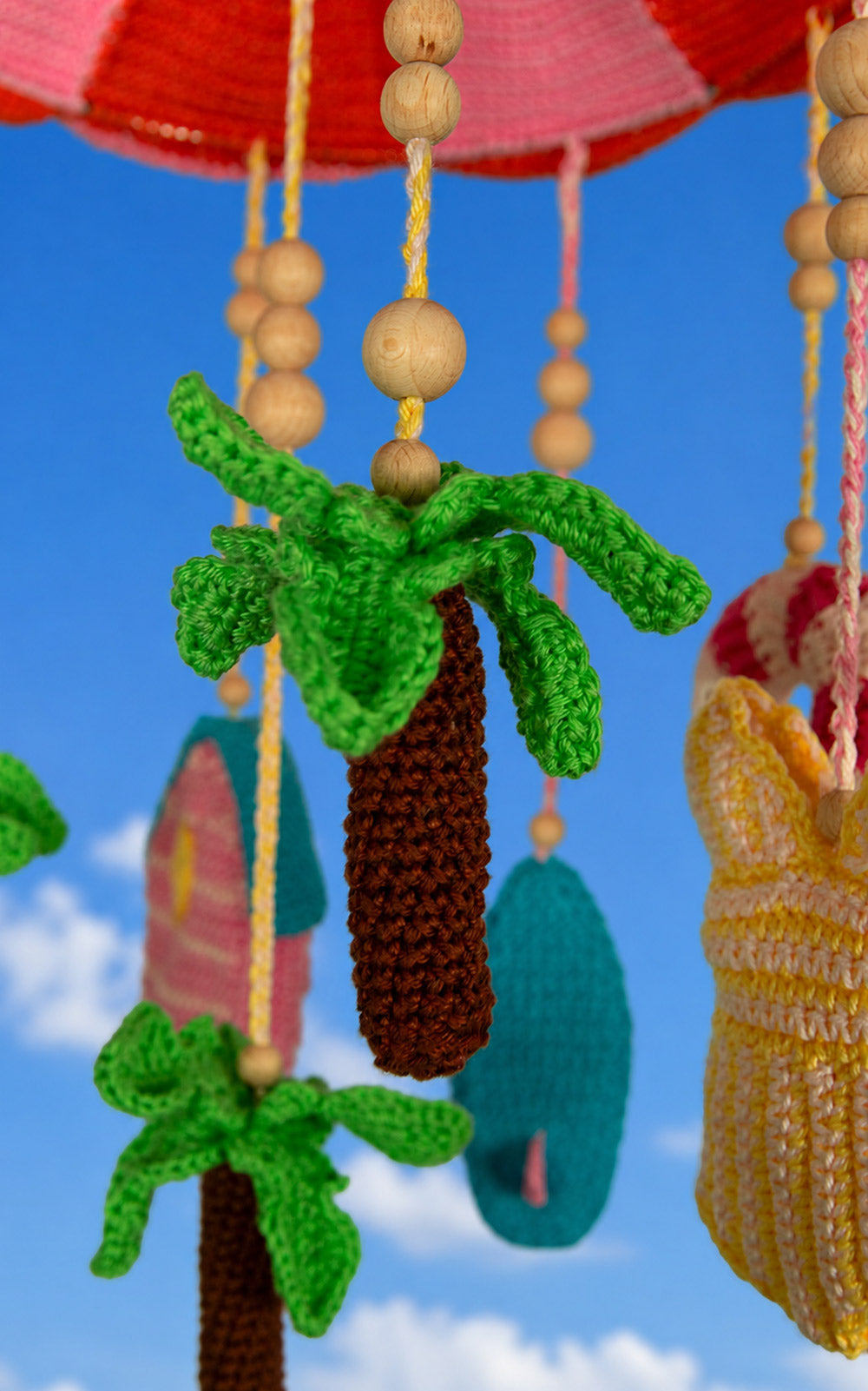 Beach vibes mobiel palmboompjje met lucht — gemaakt met Beach Vibes Mobiel Haakpakket