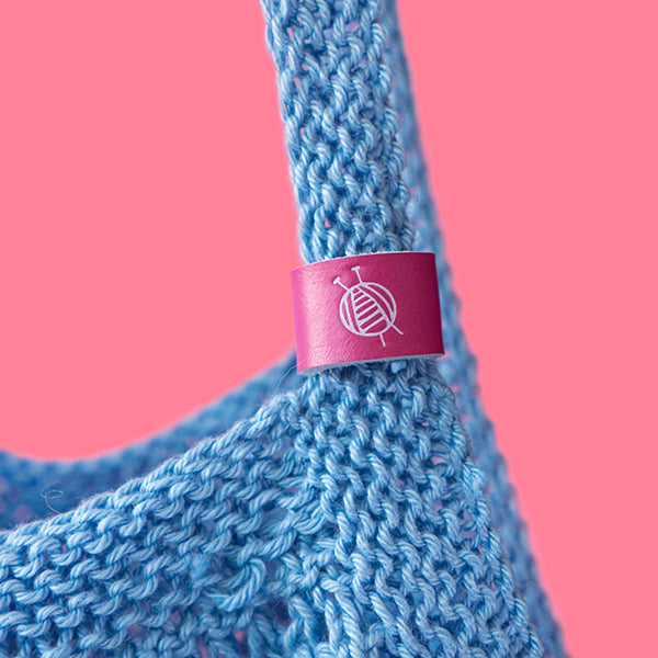 Blauw brei label — gemaakt met Breipatroon Joly Bag (Digital)
