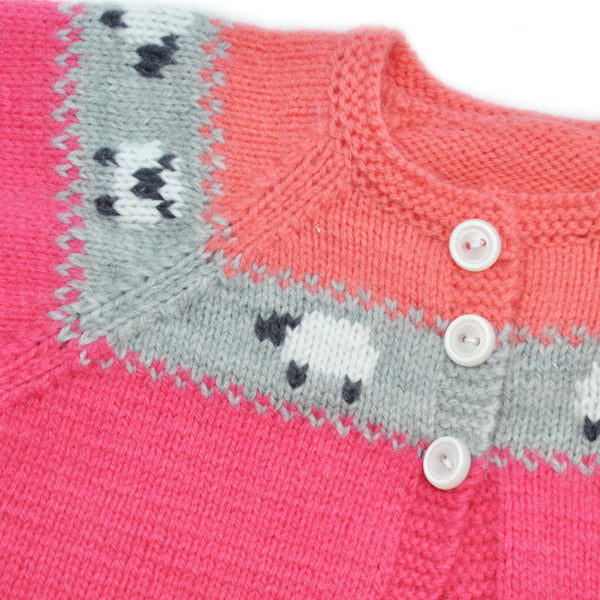 Baby vestje partner baby meisje detail — gemaakt met Breipatroon Partner babyvestje meisje