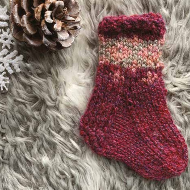 Zoom — gemaakt met Breipatroon Stylecraft Highland Heathers DK No. F084 Kerstsok adventskalender