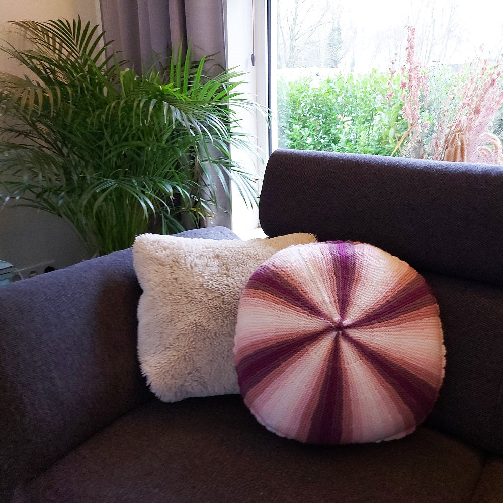Sfeerbeeld met Breipatroon Wheel of Fade Kussen