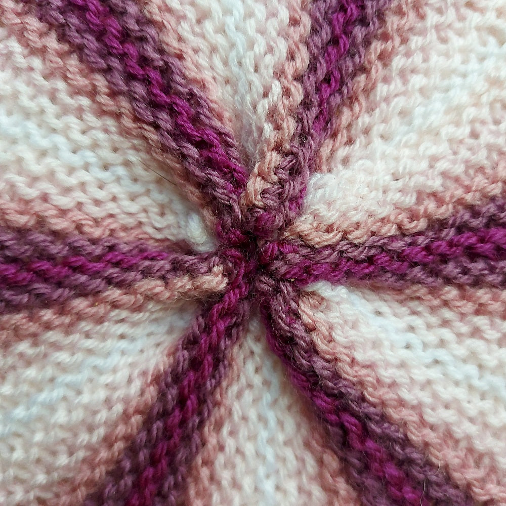 Detailfoto — gemaakt met Breipatroon Wheel of Fade Kussen