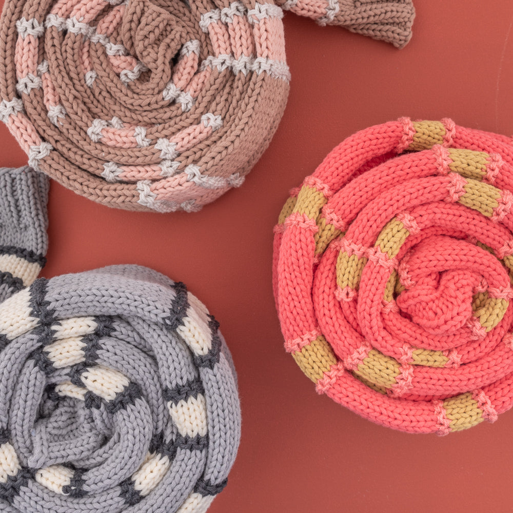 Striped scarf studio — gemaakt met Breipatroon Yarn and Colors Striped Scarf
