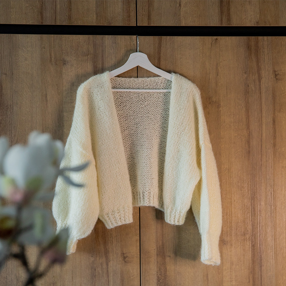 Cloud cardigan uni colour — gemaakt met Cloud Cardigan Uni Colour Garen- & Breipakket Elegant