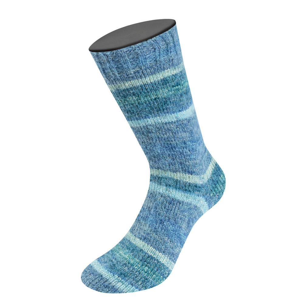 Lana Grossa Cosy Socks Dream 254 Rook- / Grijs- / Licht- / Staalblauw / Lichtgrijs / Grijs - detailfoto van het kleurverloop en draadstructuur - Lana Grossa Cosy Socks Dream 254 Rook-/Grijs-/Licht-/Staalblauw/Lichtgrijs/Grijs