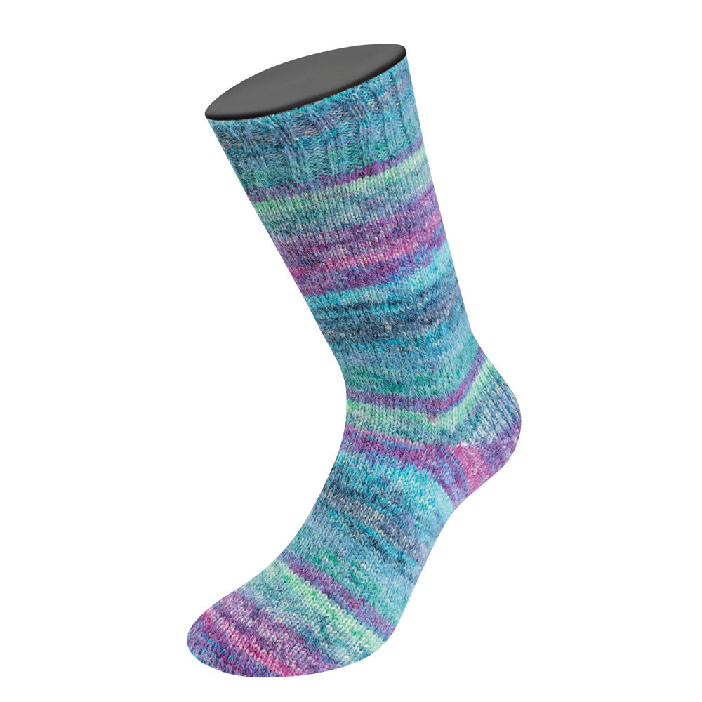 Lana Grossa Cosy Socks Dream 255 Blauwgrijs / Petrol / Turquoise / Blauw- / Roodviolet / Lichtblauw / Jeans / Jade - detailfoto van het kleurverloop en draadstructuur - Lana Grossa Cosy Socks Dream 255 Blauwgrijs/Petrol/Turquoise/Blauw-/Roodviolet/Lichtblauw/Jeans/Jade