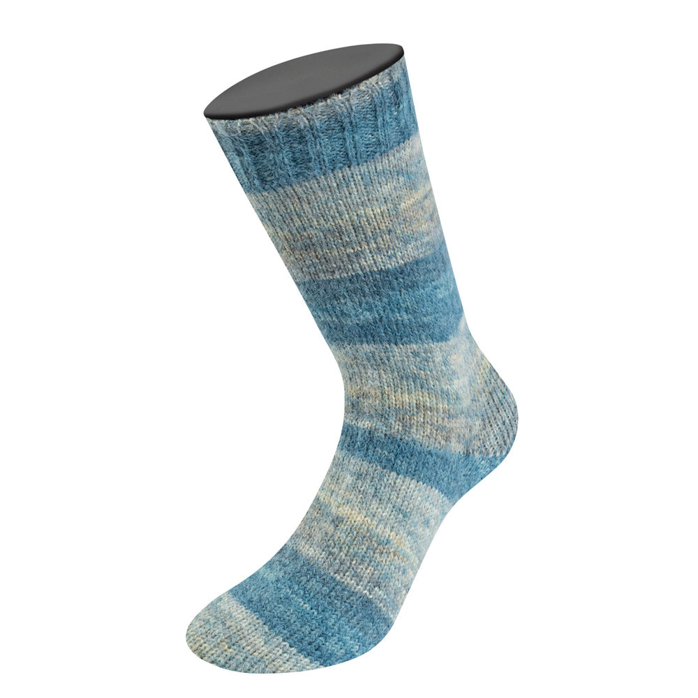 Lana Grossa Cosy Socks Dream 256 Middel- / Donker- / Blauwgrijs / Greige / Taupe / Grijsbruin - detailfoto van het kleurverloop en draadstructuur - Lana Grossa Cosy Socks Dream 256 Middel-/Donker-/Blauwgrijs/Greige/Taupe/Grijsbruin
